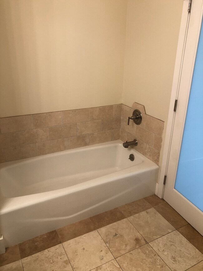 Foto del edificio - 304 S Elm Dr