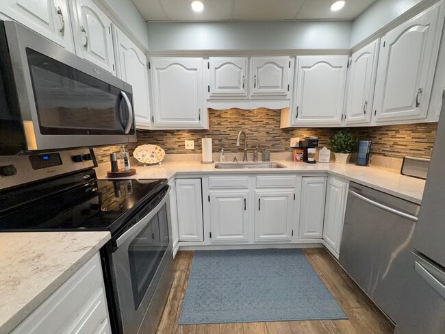 Building Photo - 920 Camellia Dr