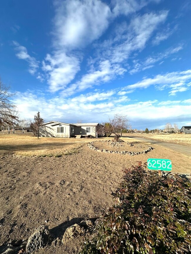 Building Photo - Light & bright single level home in NE Bend!