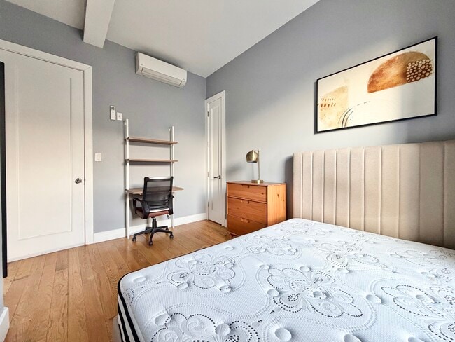 Building Photo - Furnished room/NOT APARTMENT