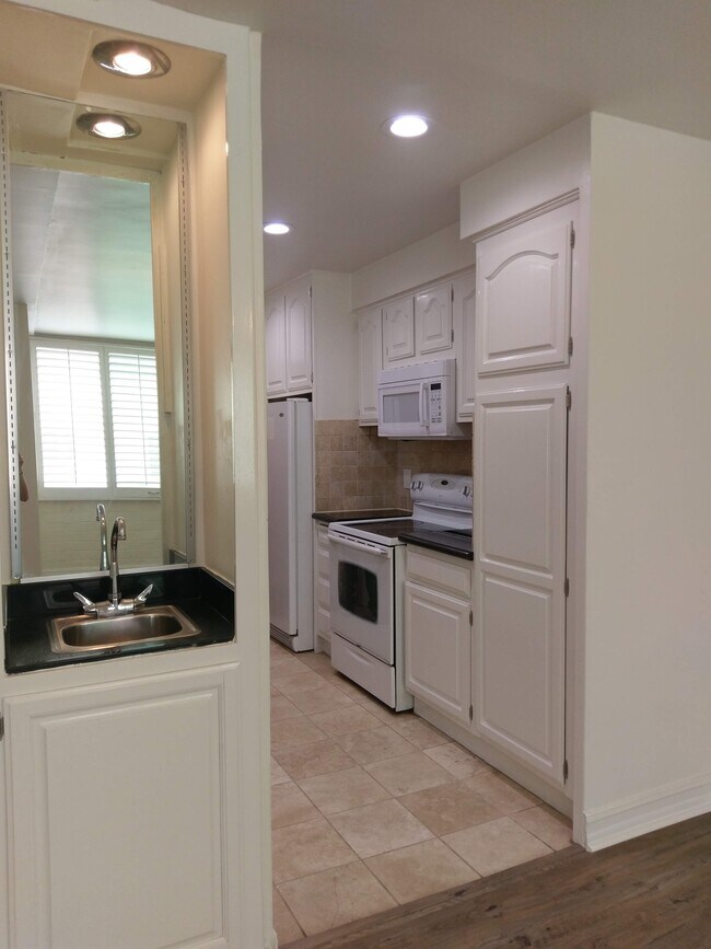 Cocina - 540 Kelton Ave