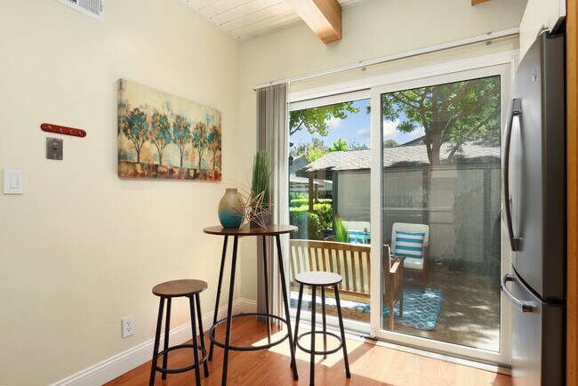 Foto del edificio - 1424 Ashwood Dr