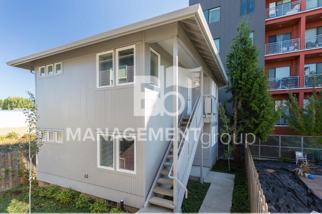 Primary Photo - Light & Bright Newer Duplex in Close-in NE...