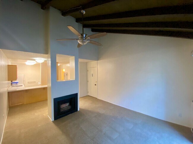 Foto del edificio - Nice Upper Unit in the Desired Station West!