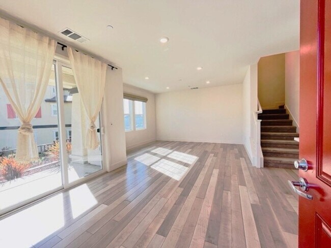 Building Photo - Exquisite Tri-Level Corner Unit Townhouse,...