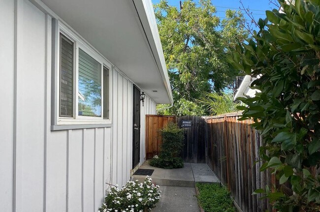 Foto del edificio - CAMPBELL - REMODELED DUPLEX with garage gr...
