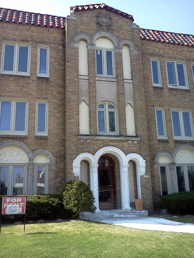 Primary Photo - 1809 E Lake Bluff Blvd