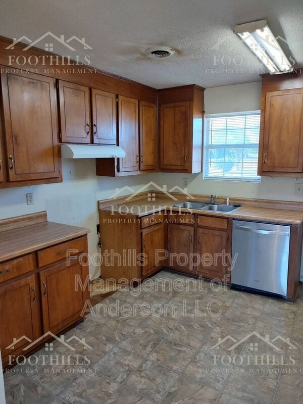 Building Photo - 105 Teakwood Dr