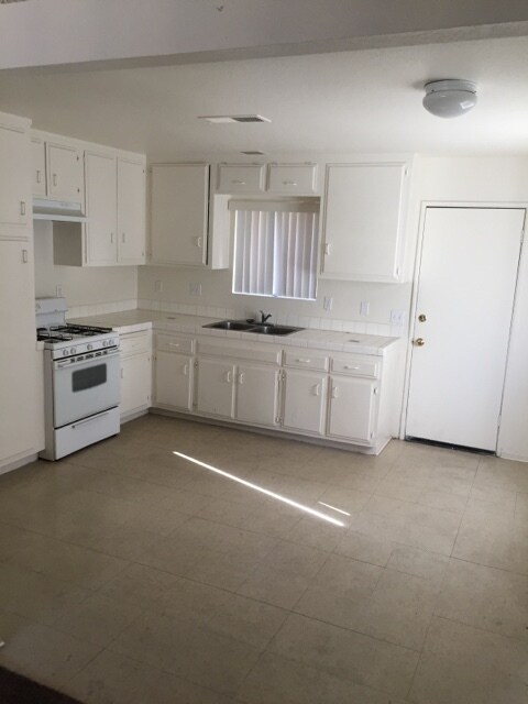 Foto del edificio - 16465 Smoke Tree St