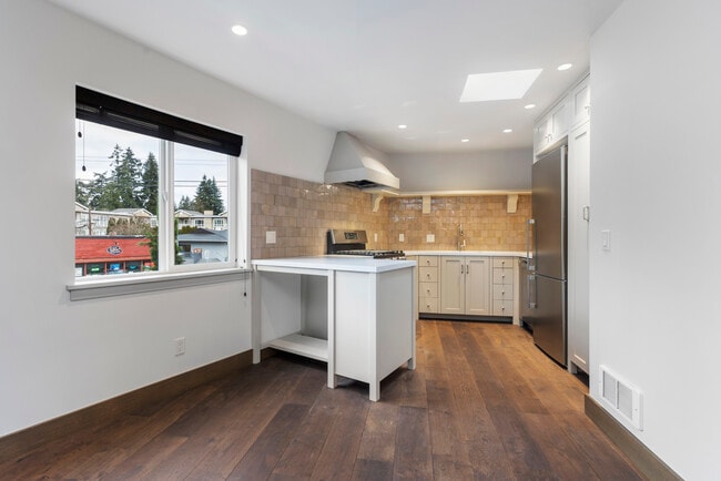 kitchen/eating - 2016 NW 195th St