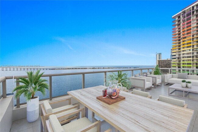 Building Photo - 1541 Brickell Ave