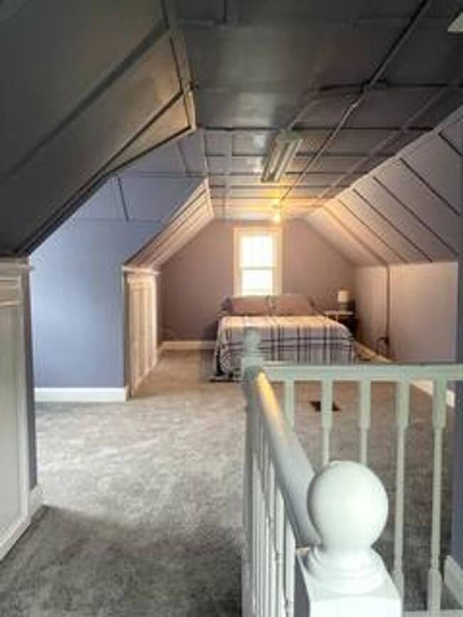 Building Photo - Spacious 4 Bedroom in Aksarben!