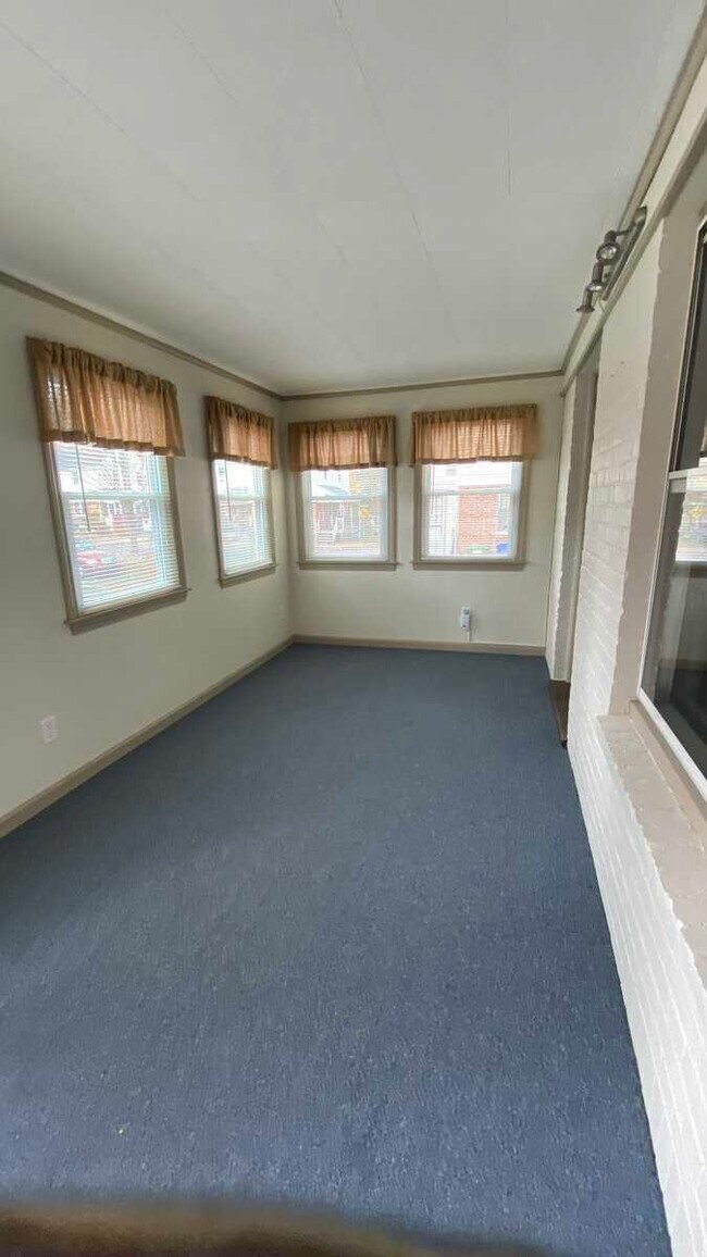 Building Photo - 21 Pleasant Grn E