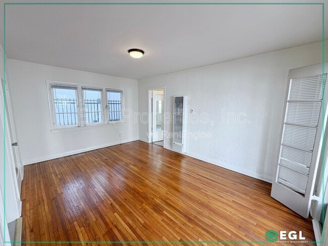 Building Photo - 807 N Martel Ave