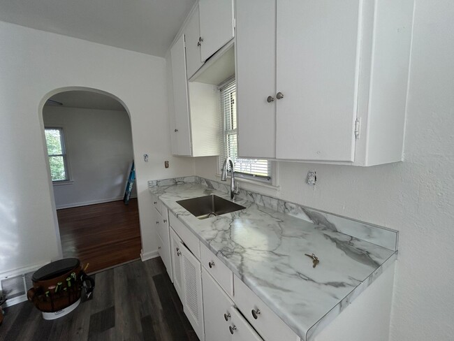 Building Photo - Updated 2 bedroom, 1 bath house