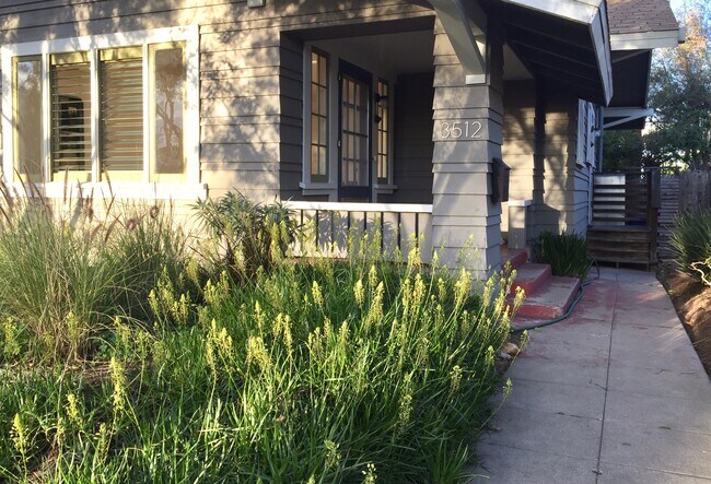 Primer plano de la entrada con porche. - 3512 Pershing Ave