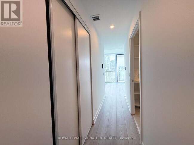 Photo du bâtiment - 1 Fairview Rd E