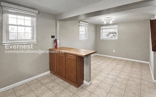 Building Photo - 3 Bed/2 Bath Home with In-Unit Laundry / Pet-Friendly / Available Now!