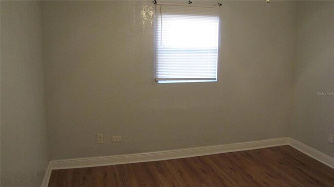 Building Photo - 107 E Gladys St