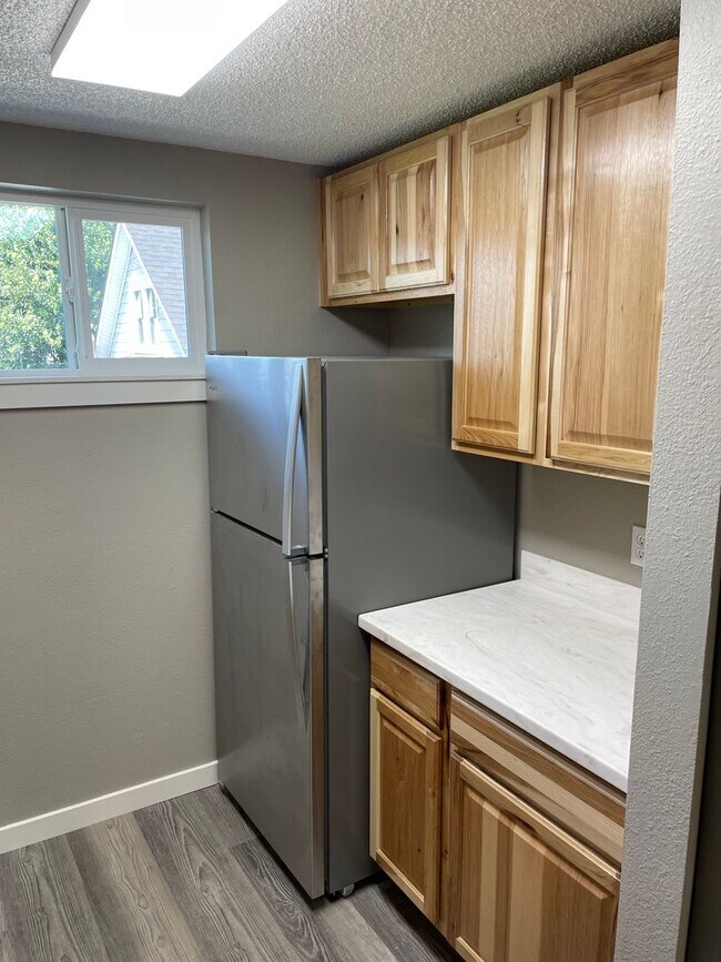 Foto del edificio - Brand new remodel - top floor 2 bedroom wi...
