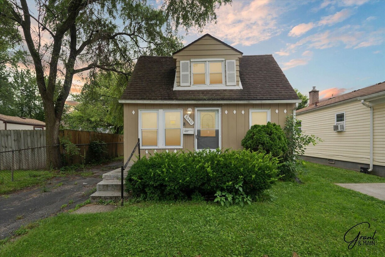 Foto principal - $1,300/month - 3 Bed 1 Bath