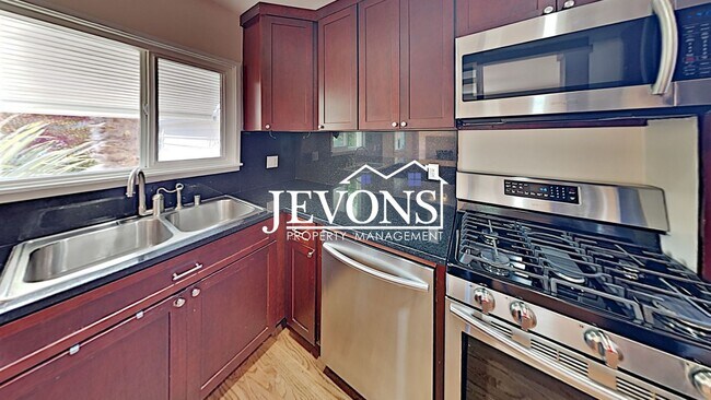 Foto del edificio - Beautiful two-story home in a walkable area near dining, shopping, entertainment and schools!