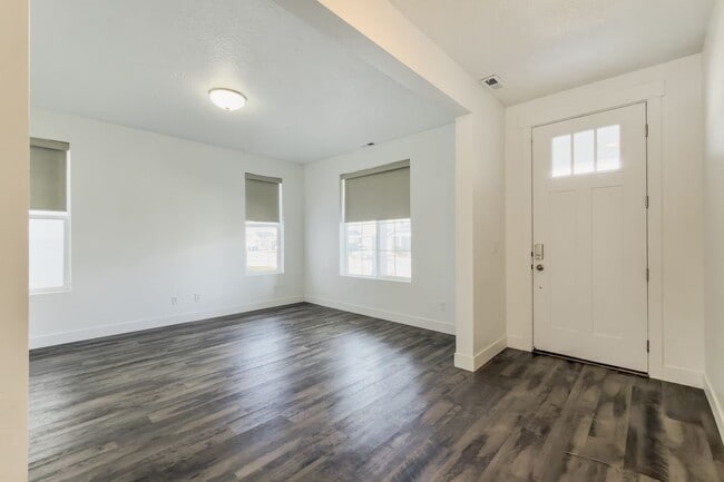 Foto del edificio - Spacious 4 Bed, 3.5 Bath Pet-Friendly Home with Central Air & 2-Car Garage! - Available NOW!