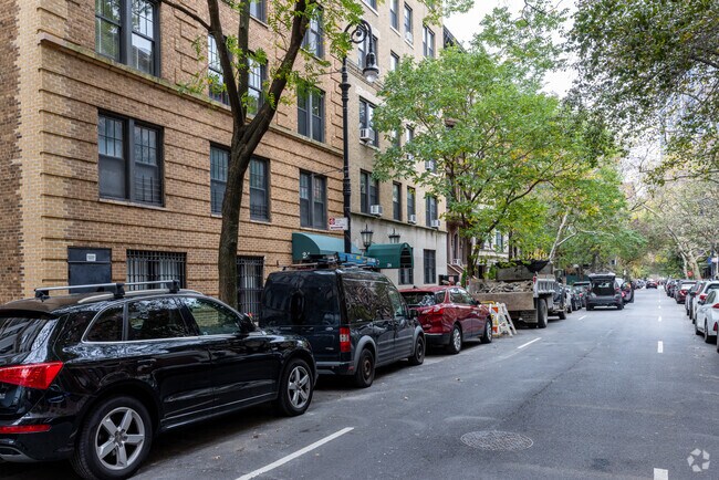 Building Photo - 24 W 69th St