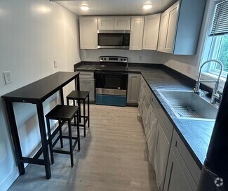 Building Photo - 353 Crescent St