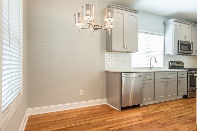 Building Photo - Stunning 3BD, 2.5BA Downtown Raleigh Home with a Fenced Yard