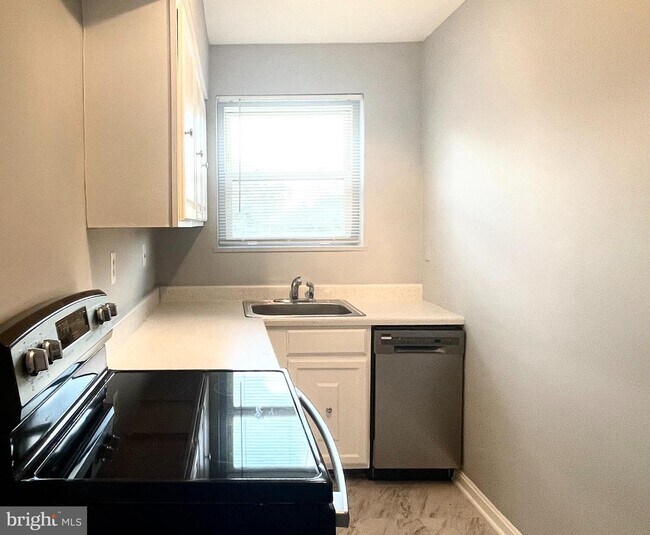 6182 Greenwood Dr Unit 301, Falls Church, VA 22044 Room for Rent in