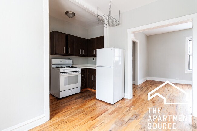 Foto del edificio - 3721 N Pine Grove Ave