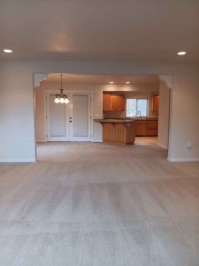Building Photo - Beautiful Townhouse in West Salem is Ready For You!