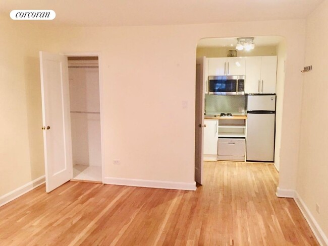 Foto del edificio - 421 E 50th St