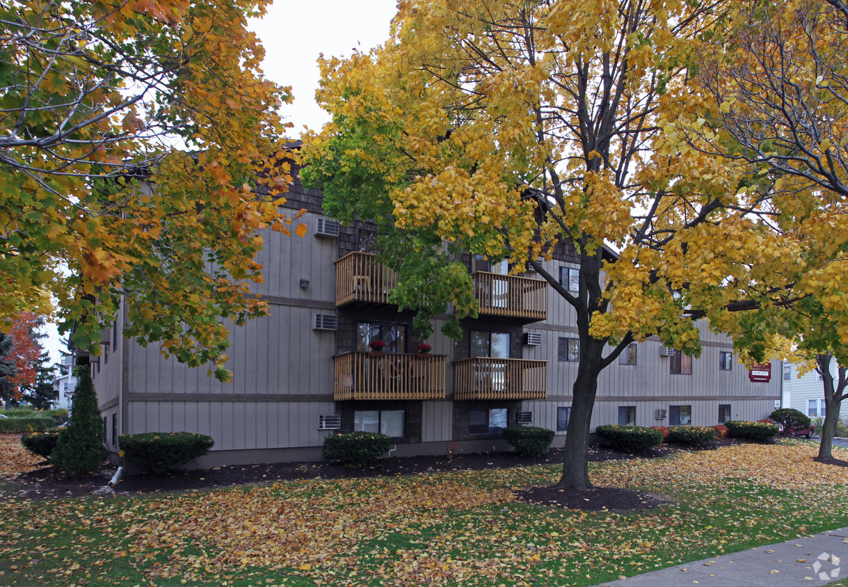 Building Photo - Pond street Apartments