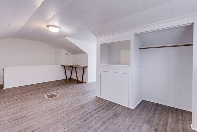 Foto del edificio - Available NOW- Charming 3 Bedroom Townhouse in the Heart of Mt. Oliver!