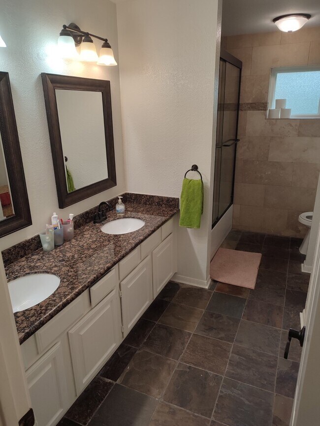 Building Photo - 2223 Greencove Ln