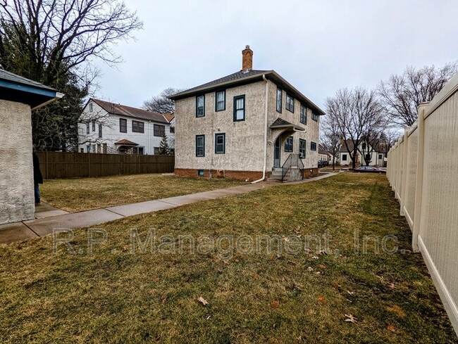 Building Photo - 2104 Hartford Ave
