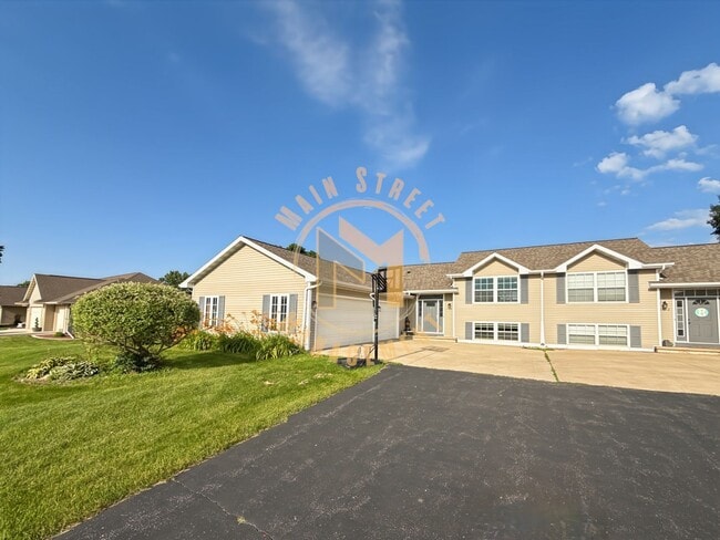 Foto del edificio - 3 Bed 2 Bath Duplex w/ 3 Stall Garage