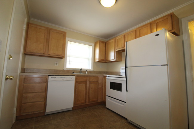 Foto del edificio - 193 Quaker Ln S