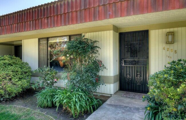 Building Photo - 4908 N Sequoia Dr