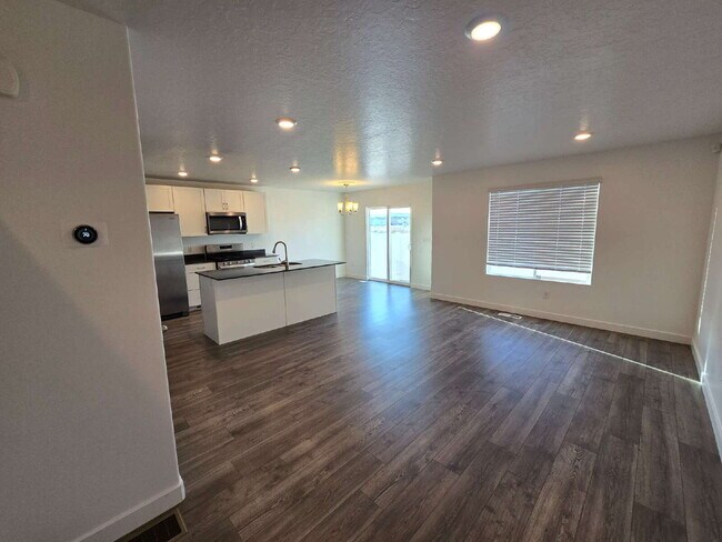 Building Photo - Adorable 4 bedroom Townhome for Rent in No...