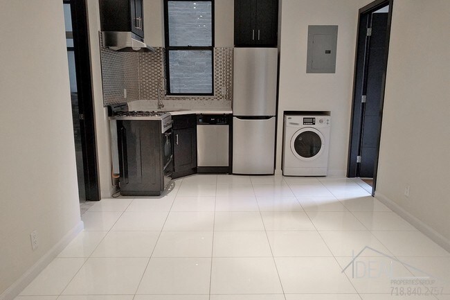 Building Photo - Large 4 Bedroom Apartment for Rent in Harlem!