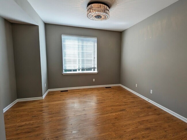 Foto del edificio - Spacious 2700+ sq.ft House in Logan Park neighborhood