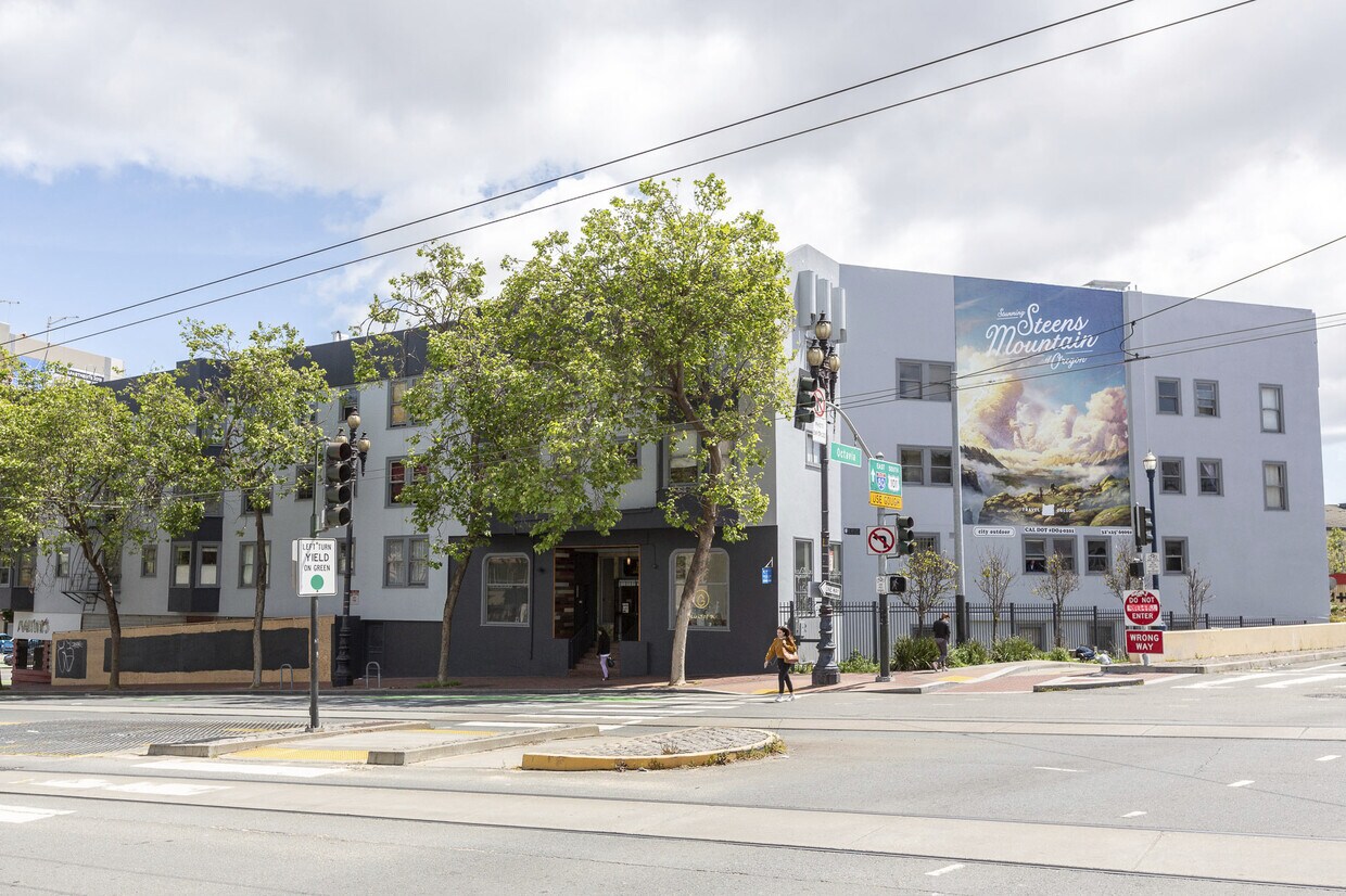 Foto principal - 1745 Market St