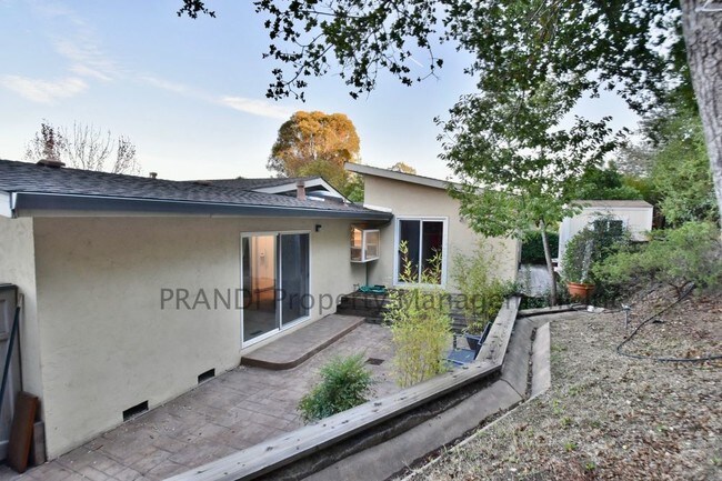 Building Photo - 725 Birchwood Ct