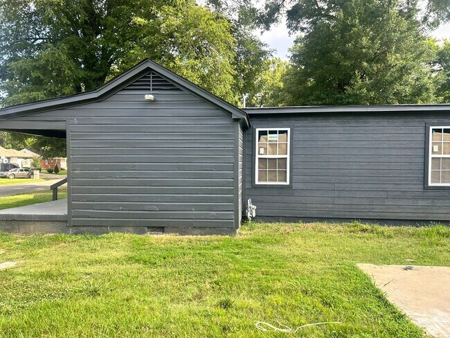Building Photo - 1850 Davis Cir