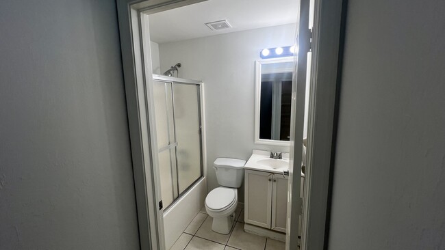 Foto del edificio - 5470 16th Pl SW