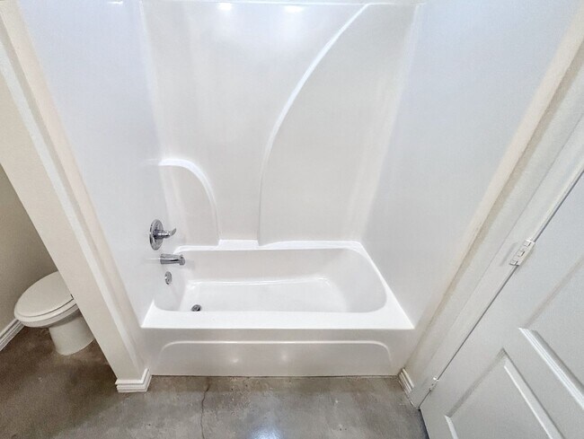 Foto del edificio - Modern 3-Bedroom Single-Story Home with St...