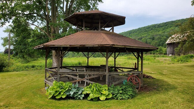 Building Photo - Scenic country farmhouse for rent! 3 bedro...